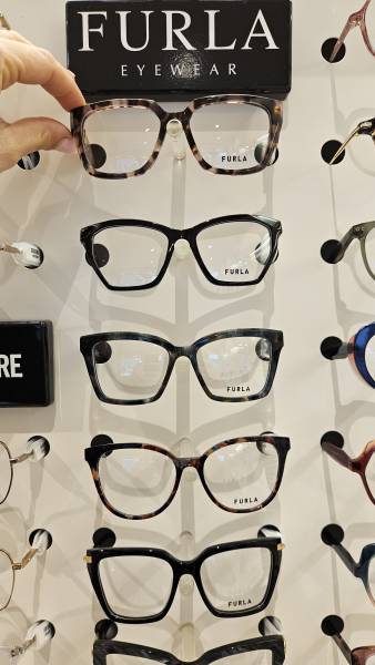 Lunettes de vue femme Furla disponibles en boutique à La Crau